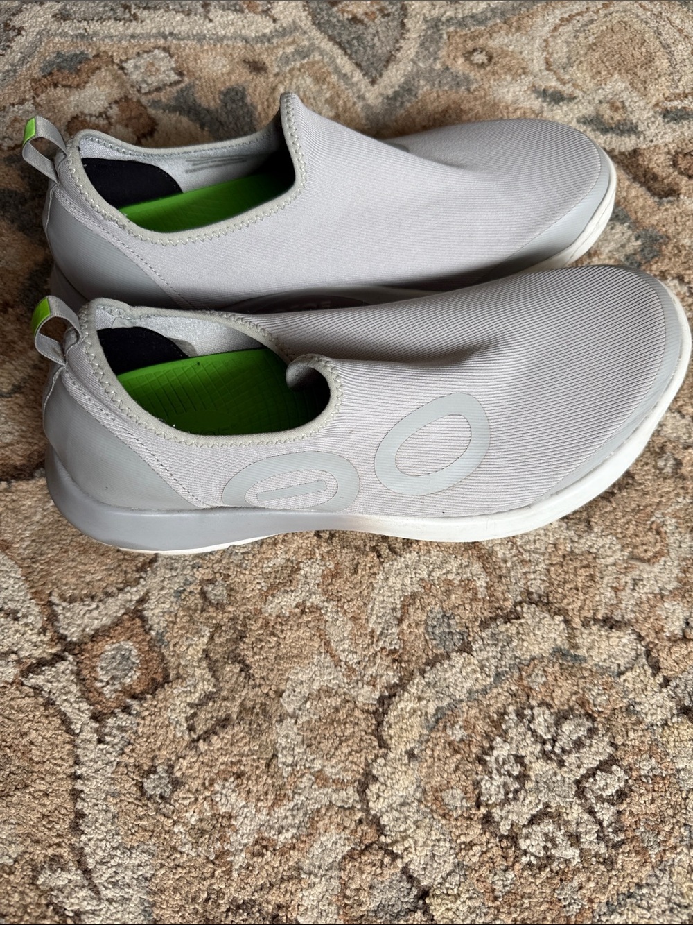 Slip-On Men”s Casual Sneakers in Light Gray with Green Insole